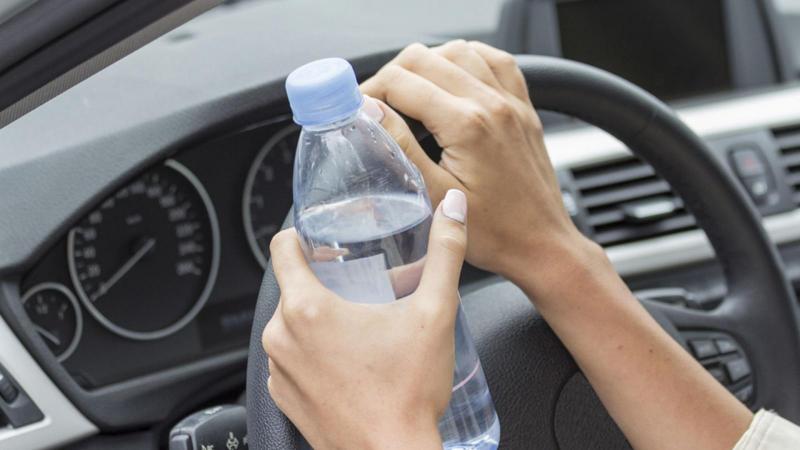 μπουκάλι με νερό στο αυτοκίνητο