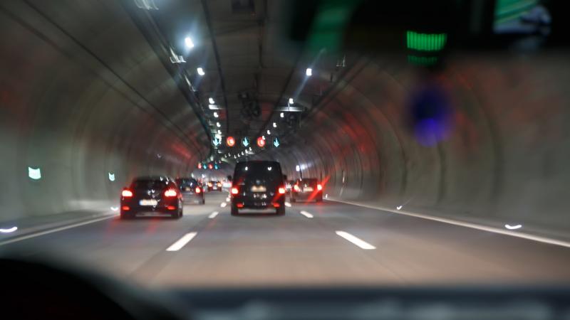 οδήγηση σε τούνελ