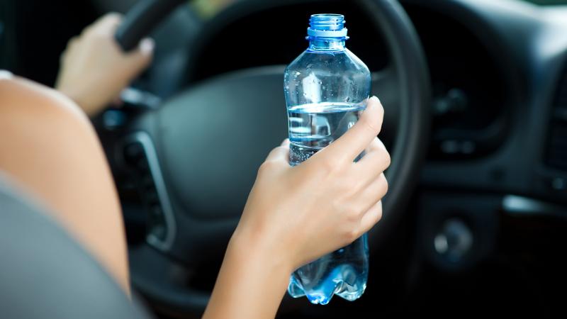 μπουκάλι νερό στο αυτοκίνητο