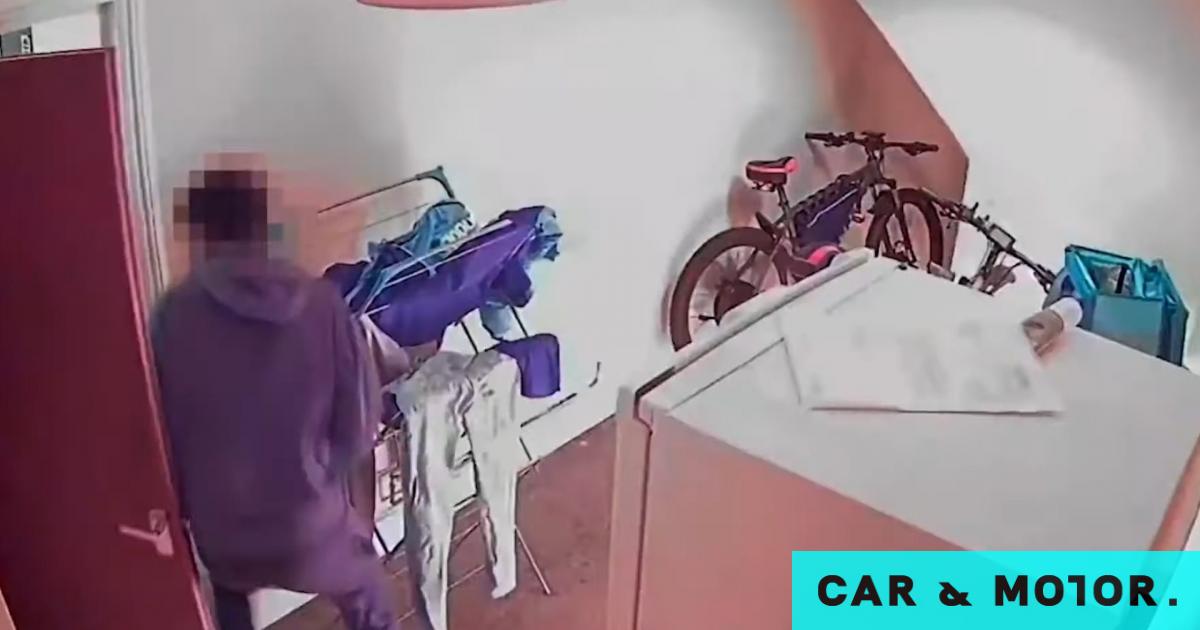 The shocking moment when an electric bike catches fire in the house – the owner runs to save himself