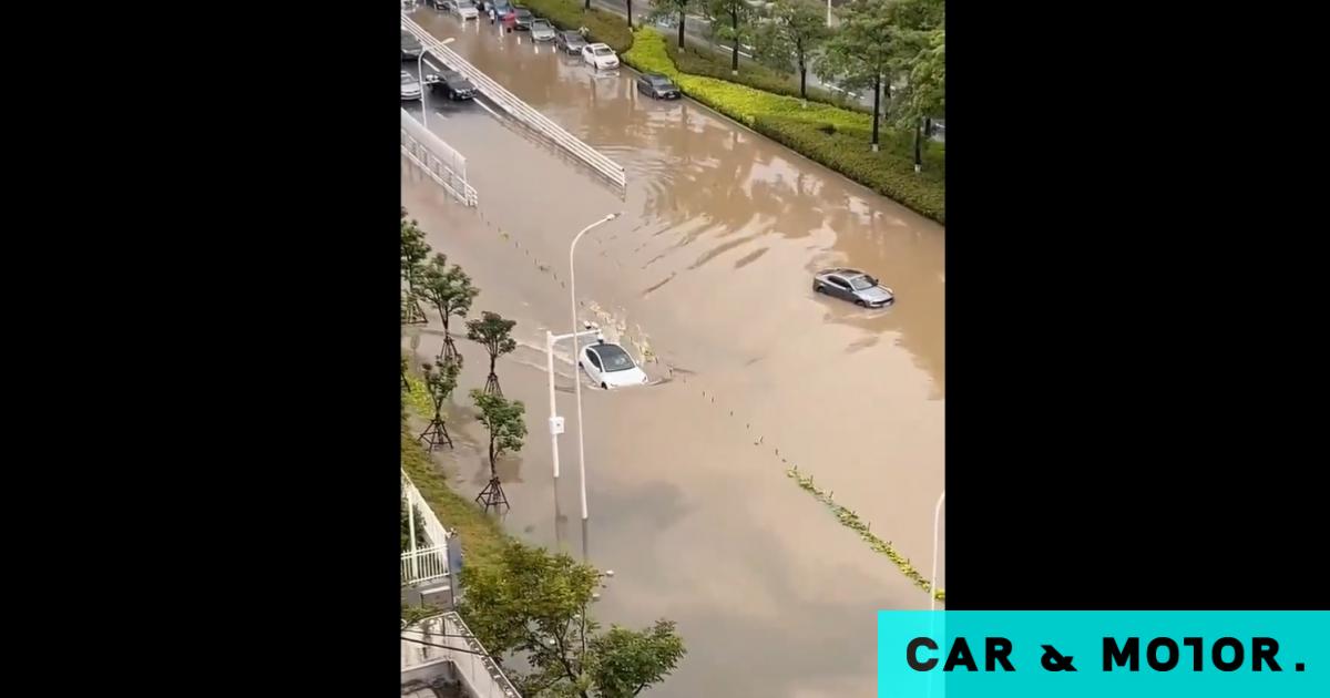 Tesla car “drowns” on a flooded road in front of cameras (video)