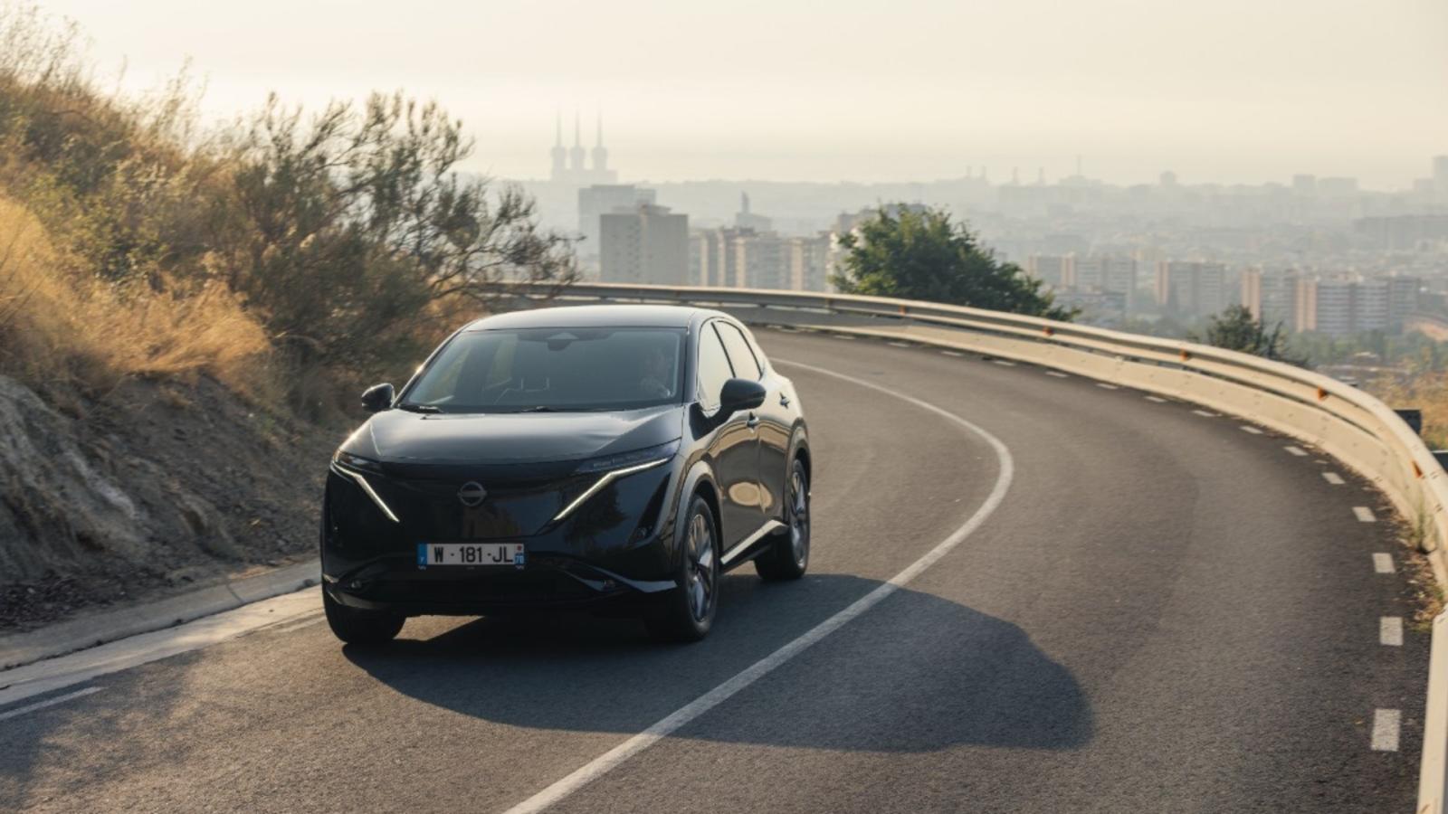 Αυτό το Nissan κινείται με την ενέργεια του ήλιου -Κερδίζει έως και 23 ...