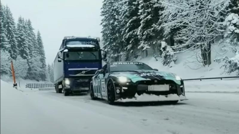 Nissan GT-R σέρνει φορτηγό στο χιόνι