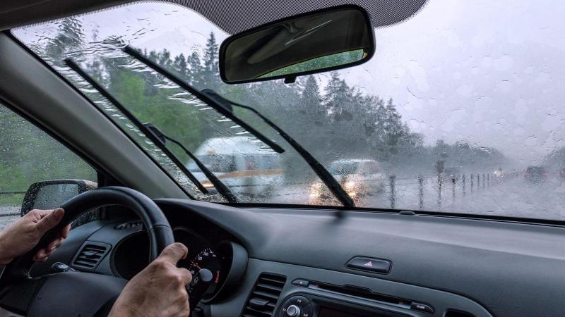 οδήγηση στη βροχή 