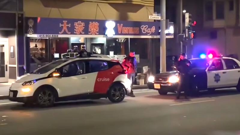 Αστυνομικοί συλλαμβάνουν αυτόνομο όχημα 2022