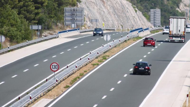 Αυτοκίνητα στην εθνική οδό