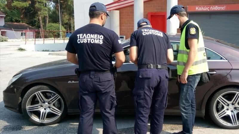 αυτοκίνητο με ξένες πινακίδες