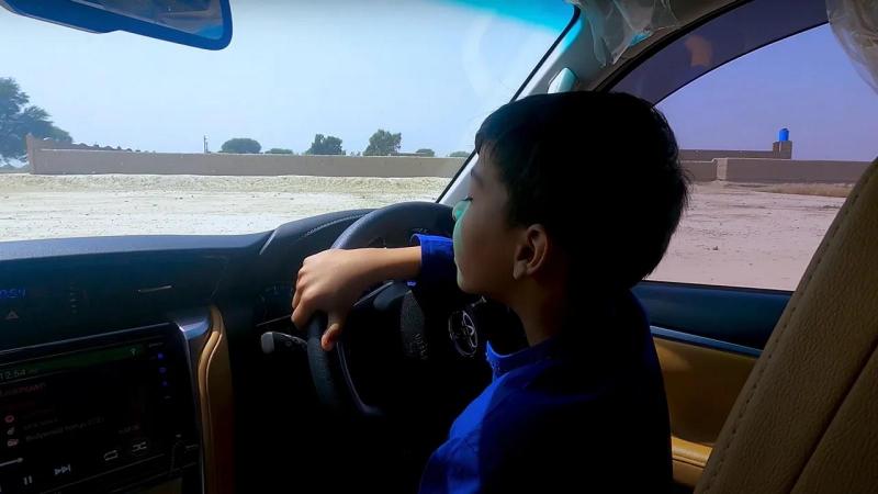 αγόρι 8 ετών οδηγεί αυτοκίνητο