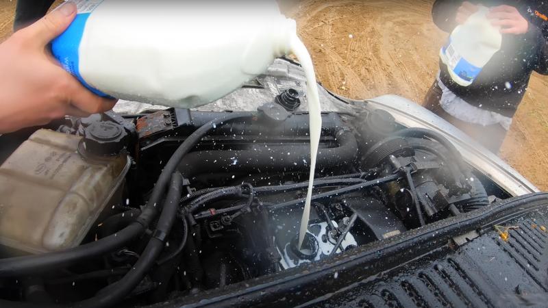 Έβαλαν γάλα αντί για λάδι στον κινητήρα. Δείτε τι έγινε 2022 video