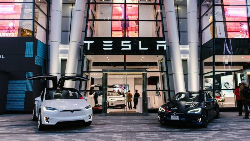 Πτώση στις μετοχές της Tesla