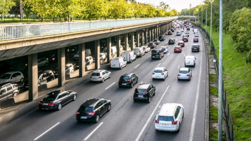 Αυτοκίνητα στον δρόμο στο Παρίσι