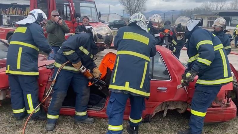 απεγκλωβισμός οδηγού πυροσβεστική