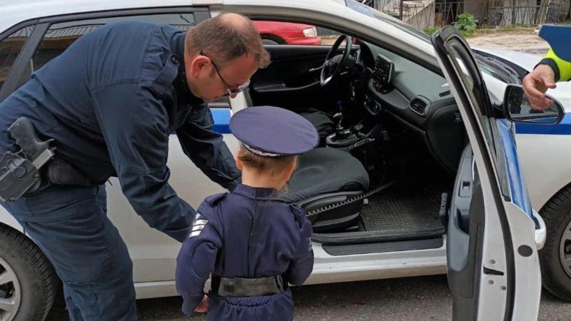 πιτσιρικάς ελληνική αστυνομία