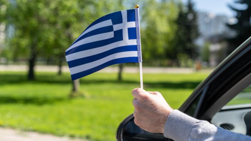 ελληνική σημαία στο αυτοκίνητο