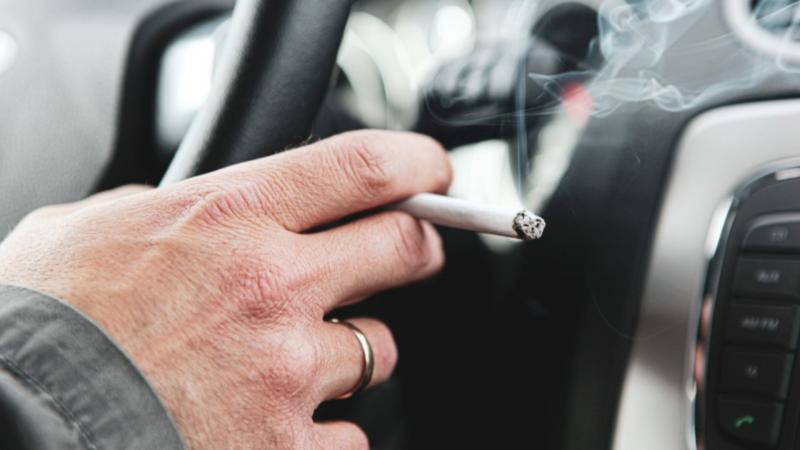 τσιγάρο και κάπνισμα στο αυτοκίνητο