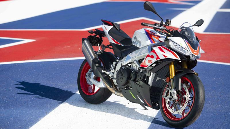 Νέες Aprilia RSV4 Factory και Tuono V4 Factory Speed White 2023