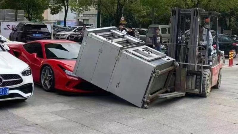 Ferrari F8 Tributo vs Pizza oven 1