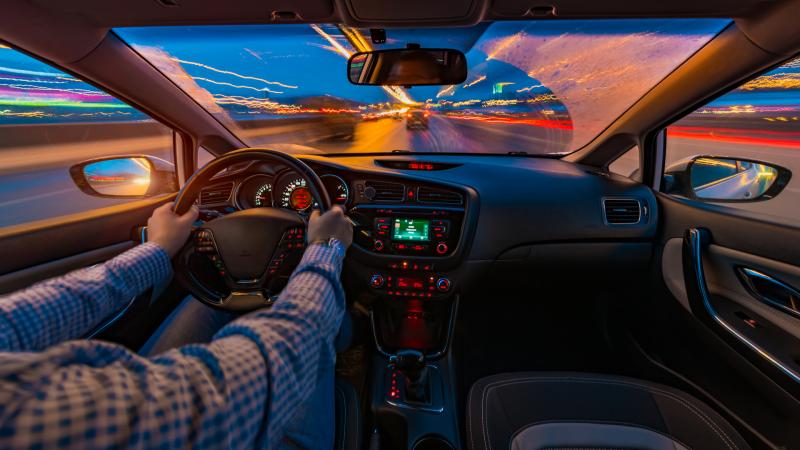 Οδήγηση τη νύχτα υψηλότερα ασφάλιστρα αυτοκινήτου 2023