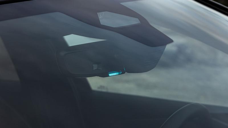το άγνωστο μπλε λαμπάκι των καινούργιων αυτοκινήτων 2023 τι κάνει 