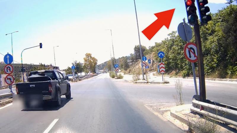 Οδηγός Pick up παραβιάζει ερυθρό σηματοδότη στην Κρήτη - video