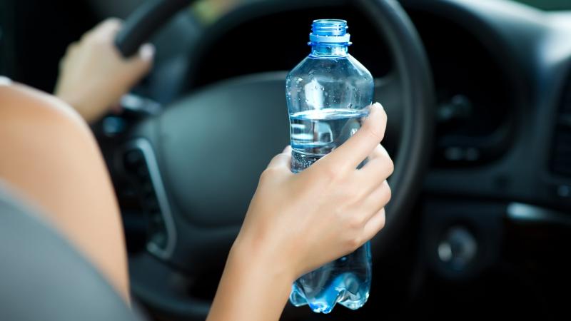 μπουκάλι νερό στο αυτοκίνητο