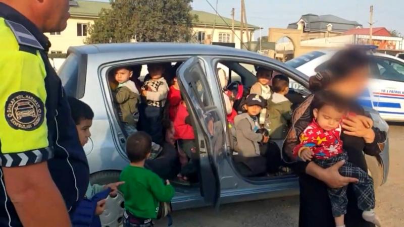 25 παιδιά σε ένα μικρό αυτοκίνητο πόλης σοκαριστικό video