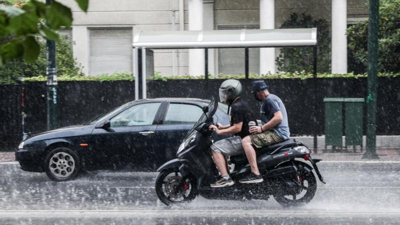 βρεγμένος δρόμος στην Αθήνα