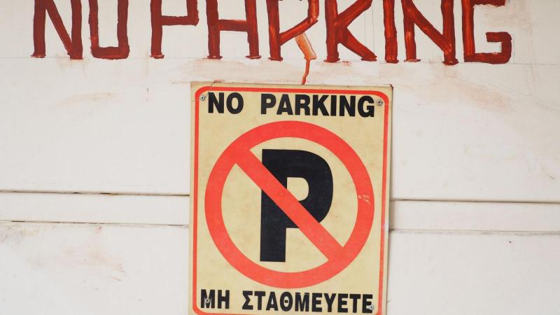 Πινακίδα parking σε πόρτα