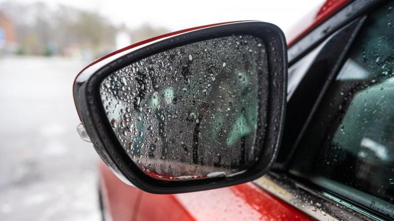 Βροχή στον καθρέπτη του αυτοκινήτου 