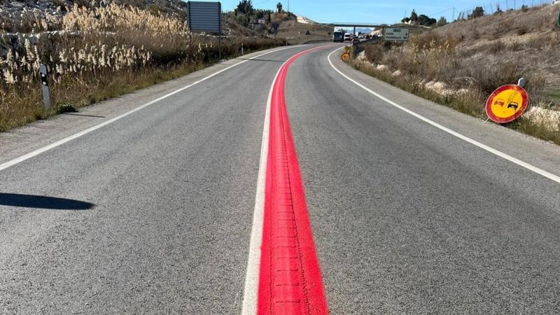 κόκκινη γραμμή στον δρόμο