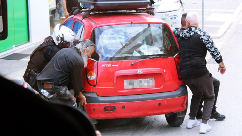 σήκωσαν στα χέρια αυτοκίνητο