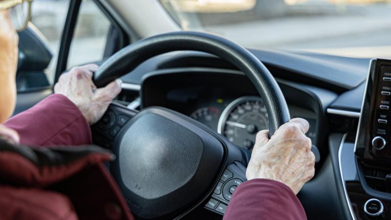 ηλικιωμένη οδηγός