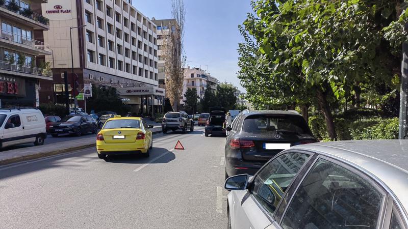Οδηγός έκλεισε τον δρόμο για να φορτίσει