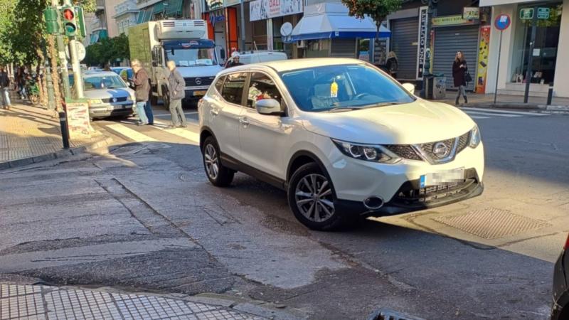 παρκάρισμα στη μέση του δρόμου στην Καλλιθέα