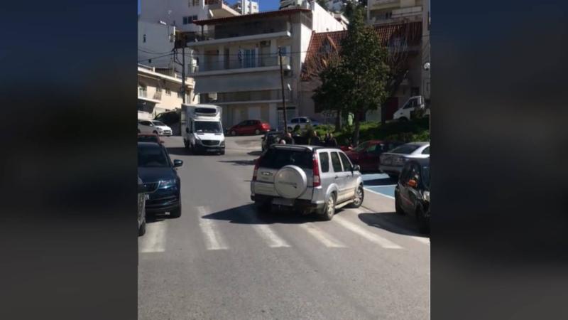 παρκάρισμα στη μέση του δρόμου