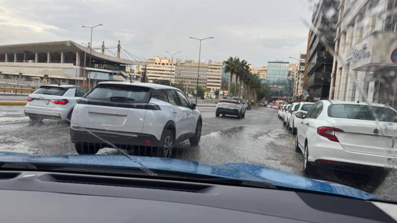 Παρκάρισμα στη μέση του δρόμου στον Πειραιά