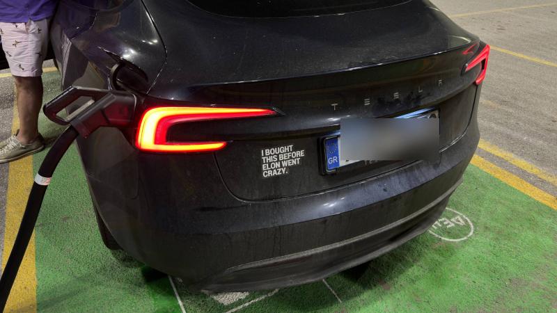 αυτοκόλλητα κατά του Elon Musk