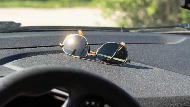 sunglasses-in-car