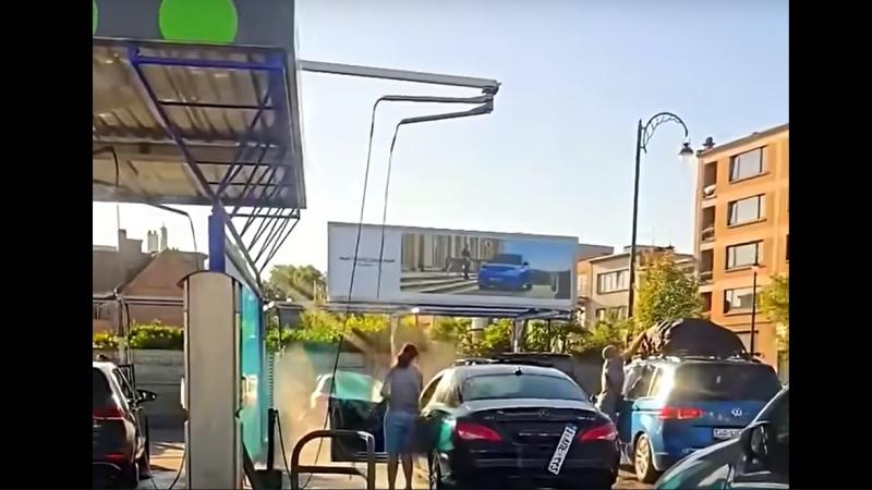 Γυναίκα πλένει αυτοκίνητο