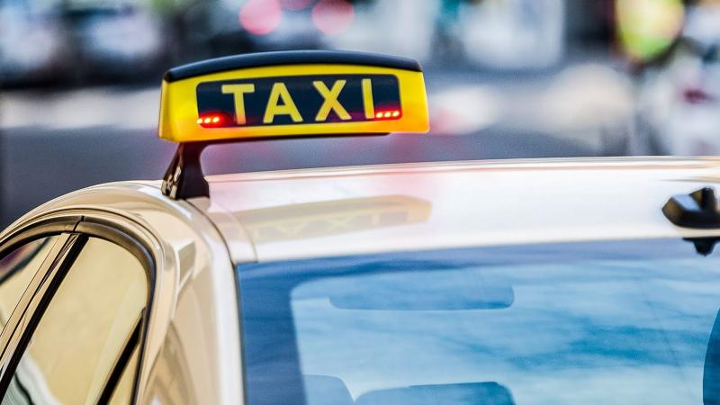 kokkina fotakia taxi (1)