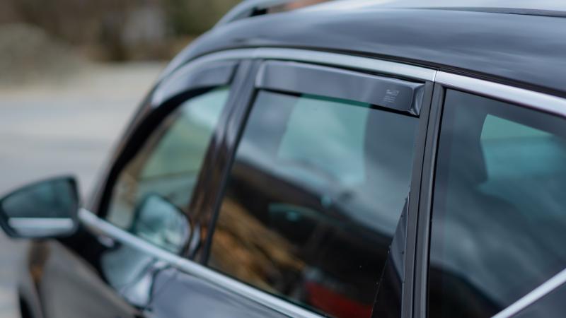 Car wind deflector 1