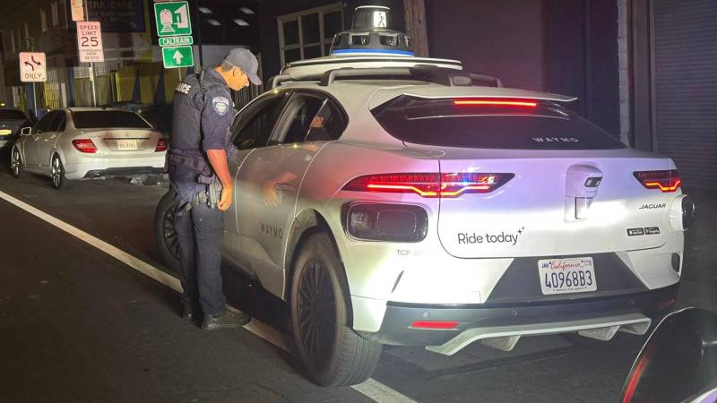 autonomous Waymo police 1