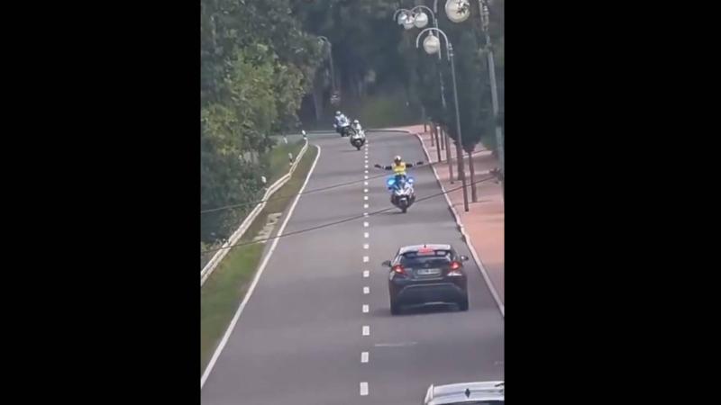 police officer open hands 2 (1)