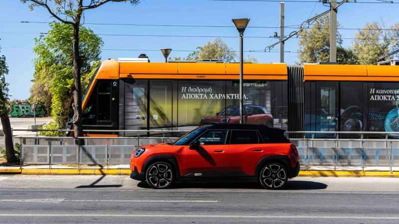 Το MINI Aceman ταξιδεύει σε όλη την Αθήνα -Πού θα συναντήσετε την ...