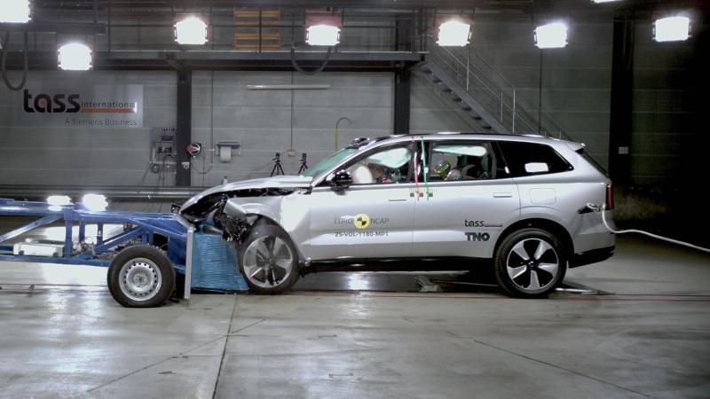 Volvo EX90 crash test