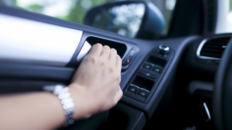 porta odigou pos tin anigoume