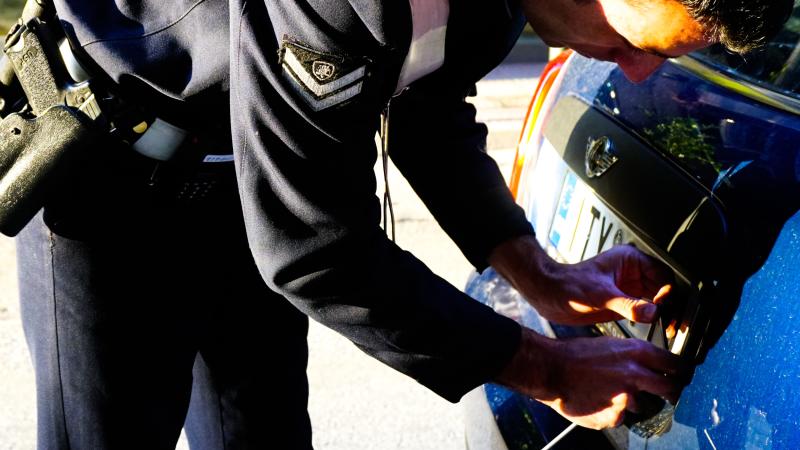 Αφαίρεση πινακίδων κυκλοφορίας από την Τροχαία.