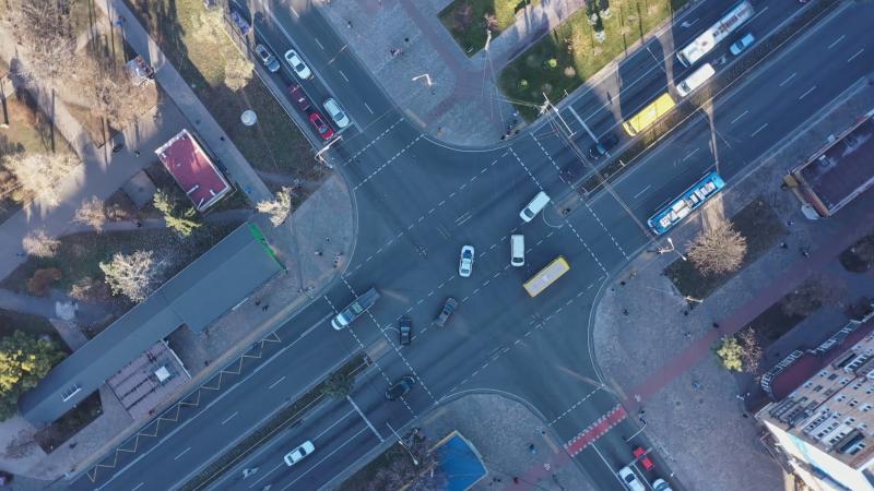 κίνηση οχημάτων σε διασταύρωση 