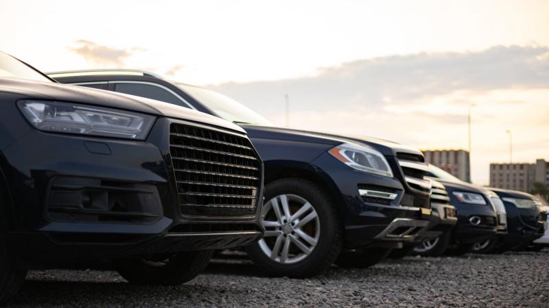 Αυτοκίνητα σε μαύρο χρώμα