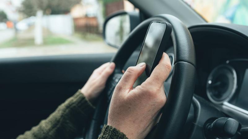 Χρήση κινητού τηλεφώνου κατά τη οδήγηση